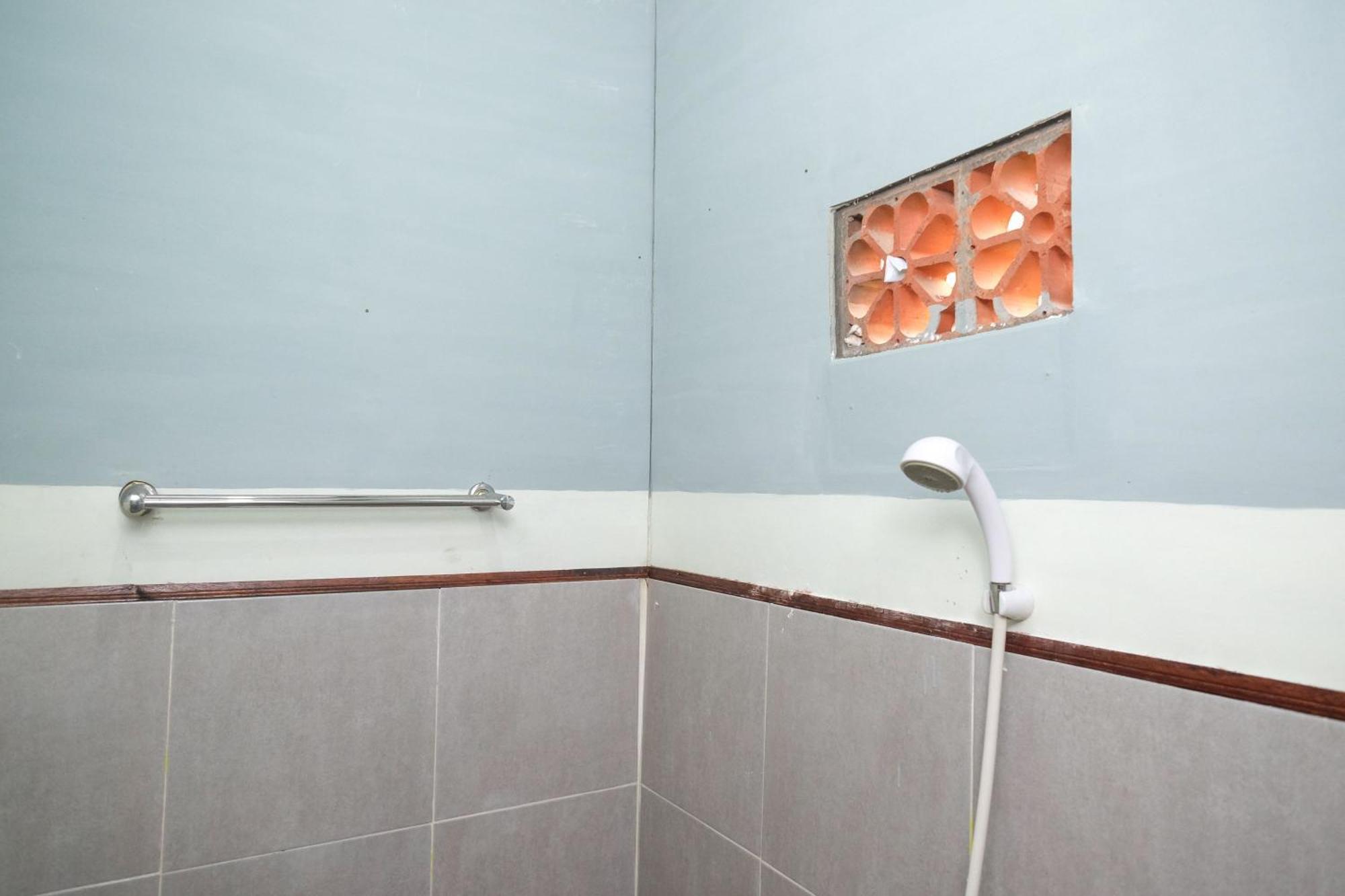 Reddoorz Near Lotte Mart Maguwoharjo Yogyakarta Hotel Phòng bức ảnh